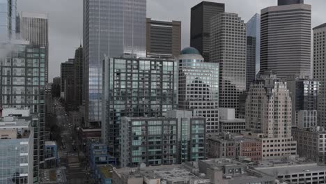 antena de los muchos edificios del centro de seattle que muestra la formidable pared de vidrio que alberga tantas oficinas