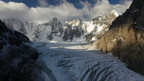 Reveladora-Toma-Cinematográfica-De-Drones-De-Un-Amplio-Pasaje-A-Través-De-Los-Picos-Del-Glaciar-Ak-sai-En-Kirguistán