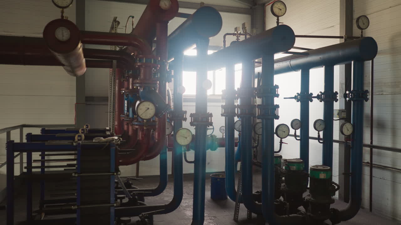 기계실에서 뜨거운 증기 파이프 라인 및 압축기
