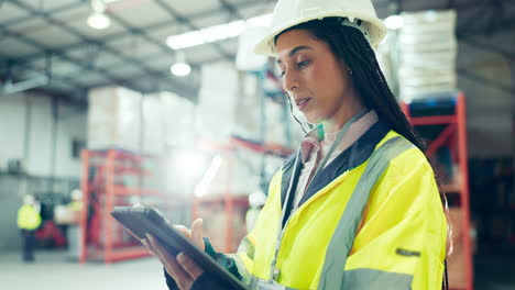 Technik,-Tablet-Und-Frau-In-Einer-Fabrik