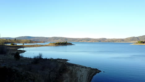 Hermoso-Paisaje-De-Lago-Tranquilo-Rodeado-De-Crestas---Atracción-Turística---Jindabyne,-Nueva-Gales-Del-Sur,-Australia