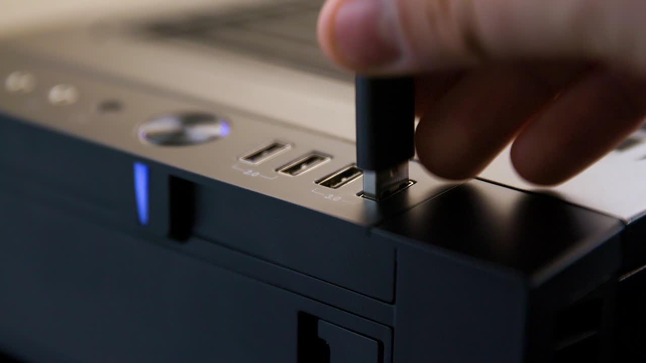 남자가 usb 3에 케이블을 연결합니다.