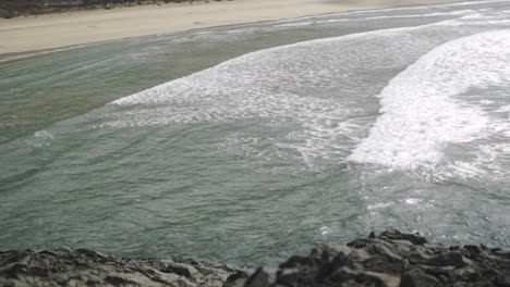 Cámara-Lenta-De-Aguas-Tranquilas-Y-Prístinas-Del-Océano-Con-Pequeñas-Olas-En-El-Paraíso-Tropical-De-La-Playa-De-Arena-Dorada-Para-Vacaciones