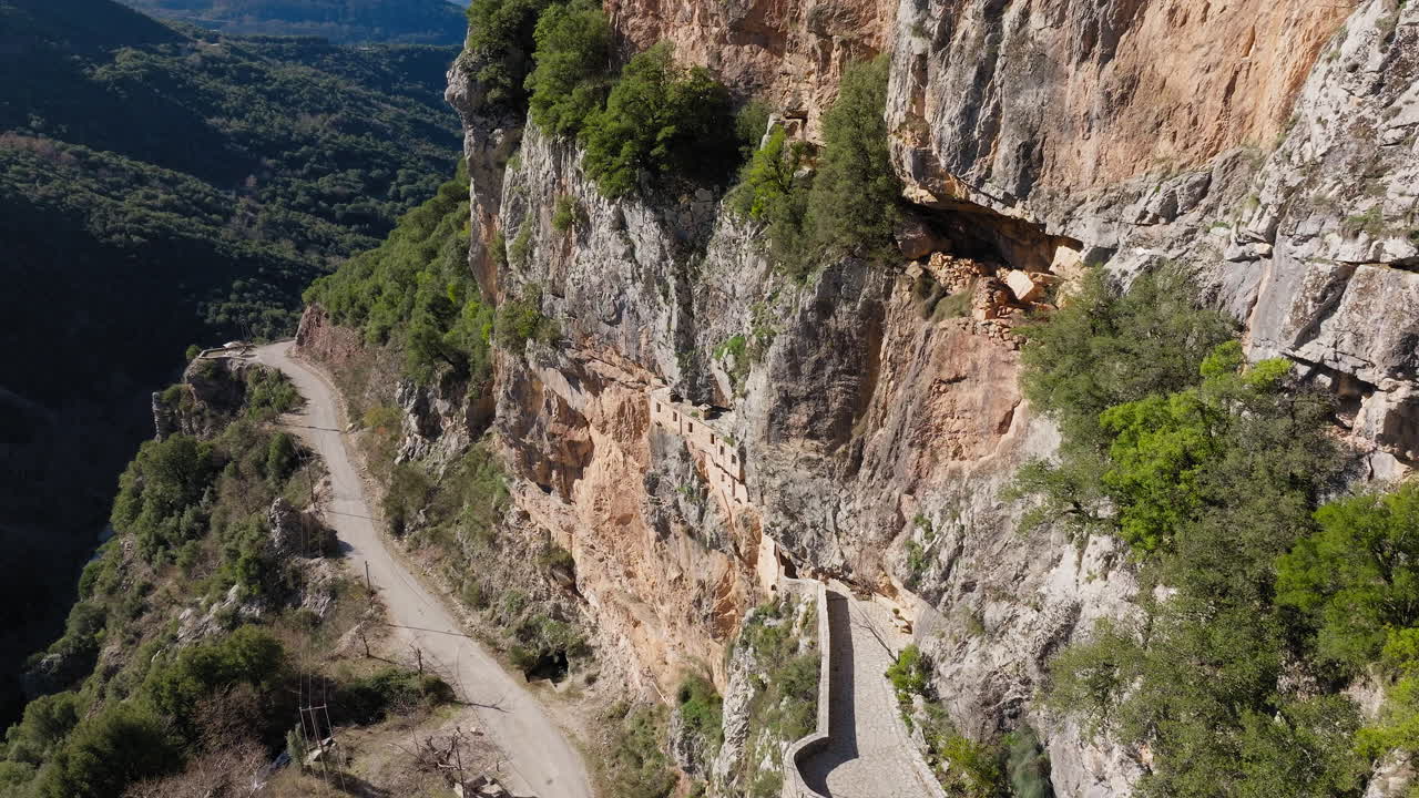 Veduta aerea del Monastero sacro di Kipinas scavato nella roccia in Epiro, Grecia, turismo culturale, patrimonio storico