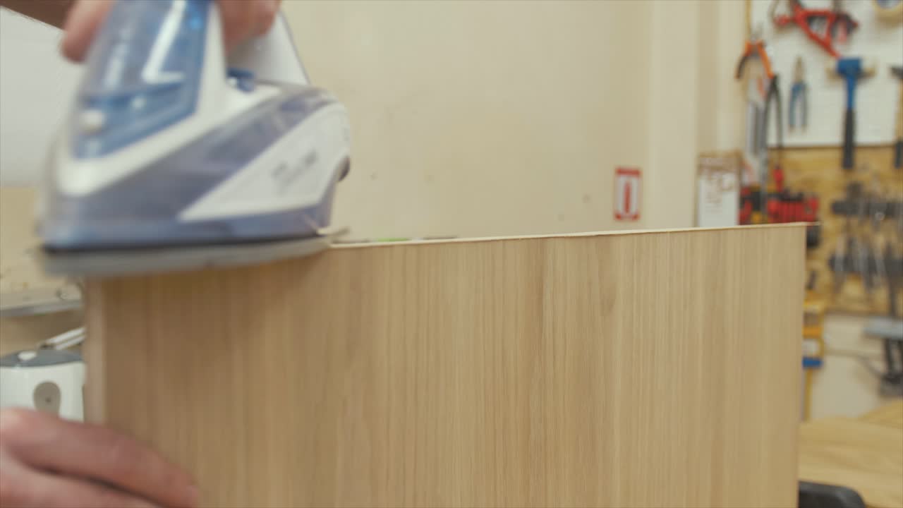 Applicazione di impiallacciatura di rovere bianco sul bordo del compensato. PIANO MEDIO