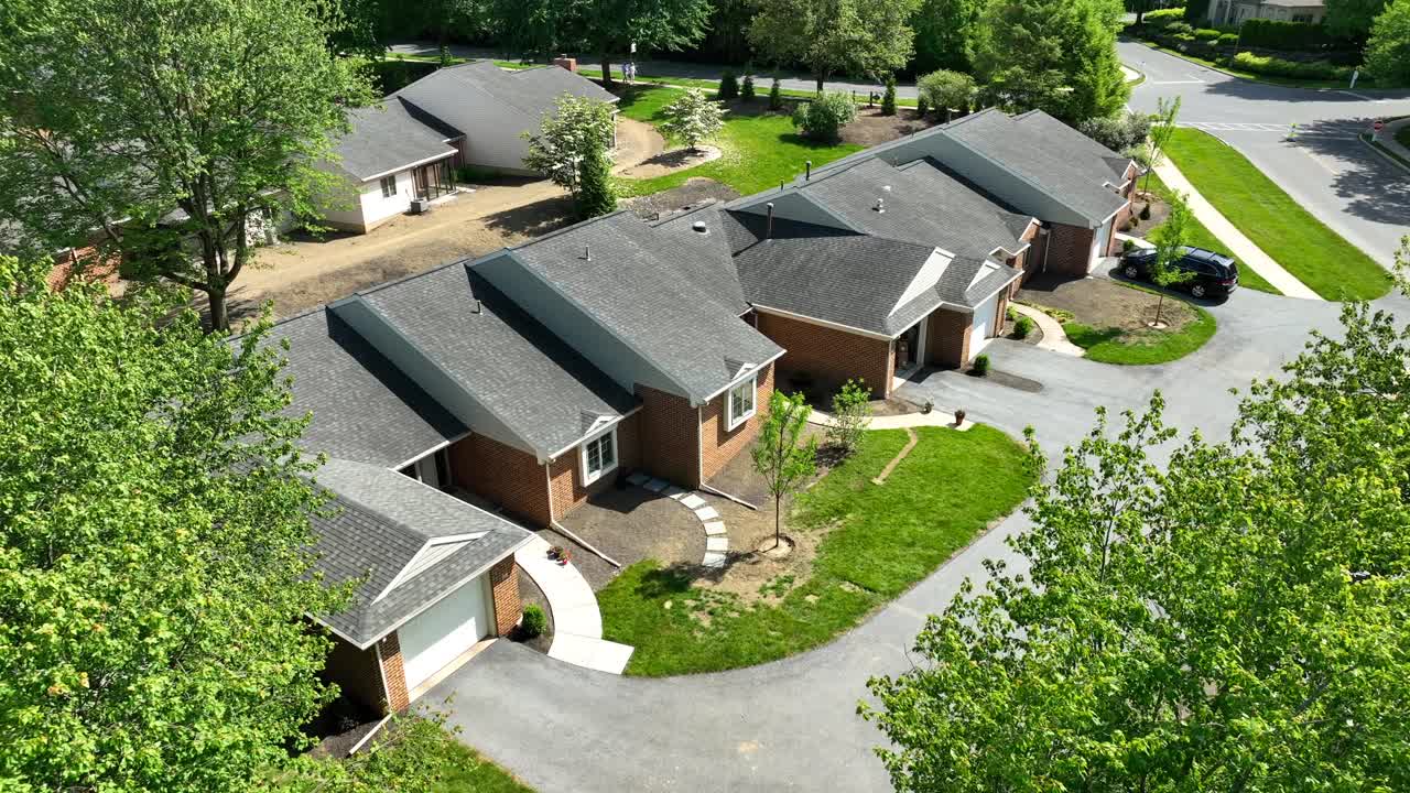 ⁇ 은 여름 날에 조용하고 사설 도로에 타운 하우스의 공중 전망