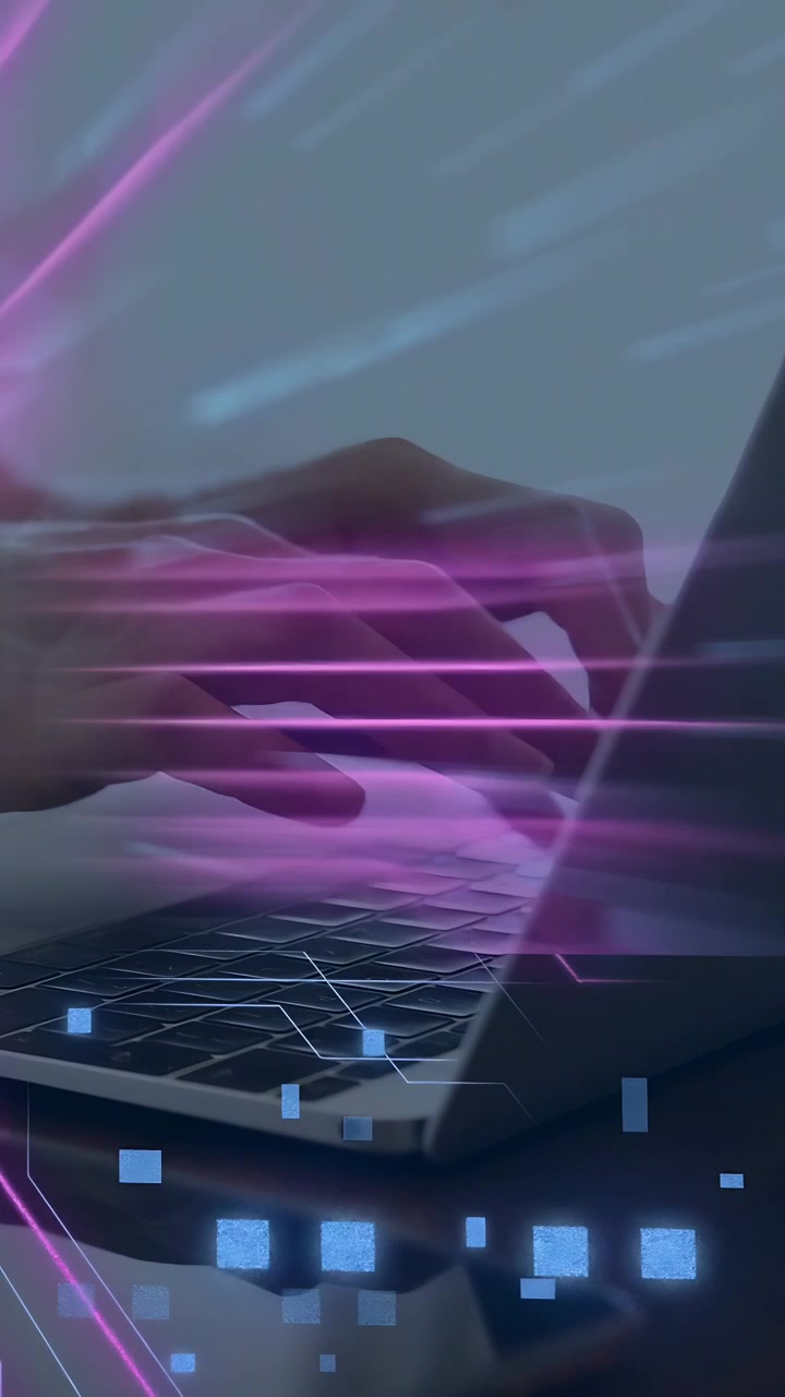 Verticaal video: Vrouw typt op laptop, start neon code-overlays over het toetsenbord, toont datastroom.