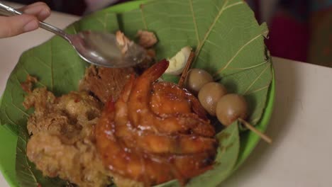 Nasi-Jamblang-O-Arroz-Jamblang-Con-Gambas,-Ternera,-Tempeh-Y-Satay-De-Huevo-De-Codorniz