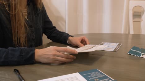 Mujer-Abriendo-Una-Papeleta-De-Voto-En-Ausencia-Para-Votar-Desde-Casa