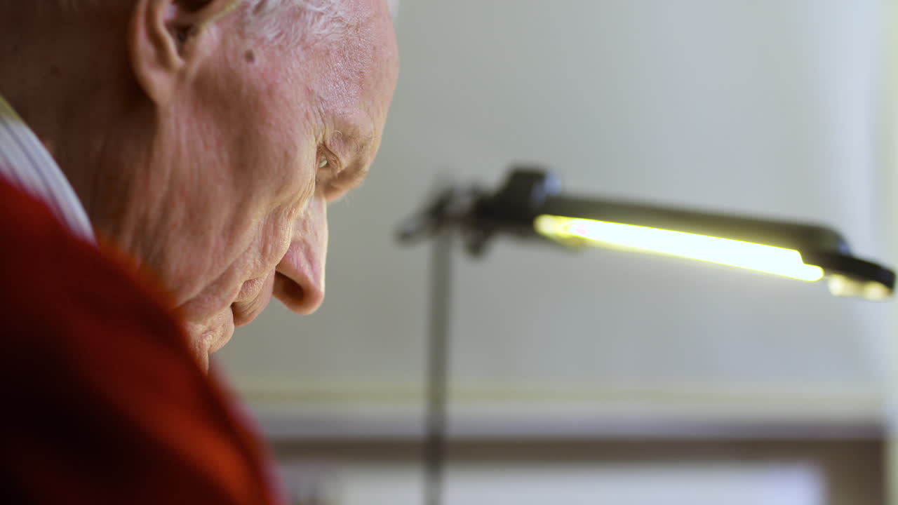 사무실 2의 테이블에서 종이에 쓰는 고위 사업가