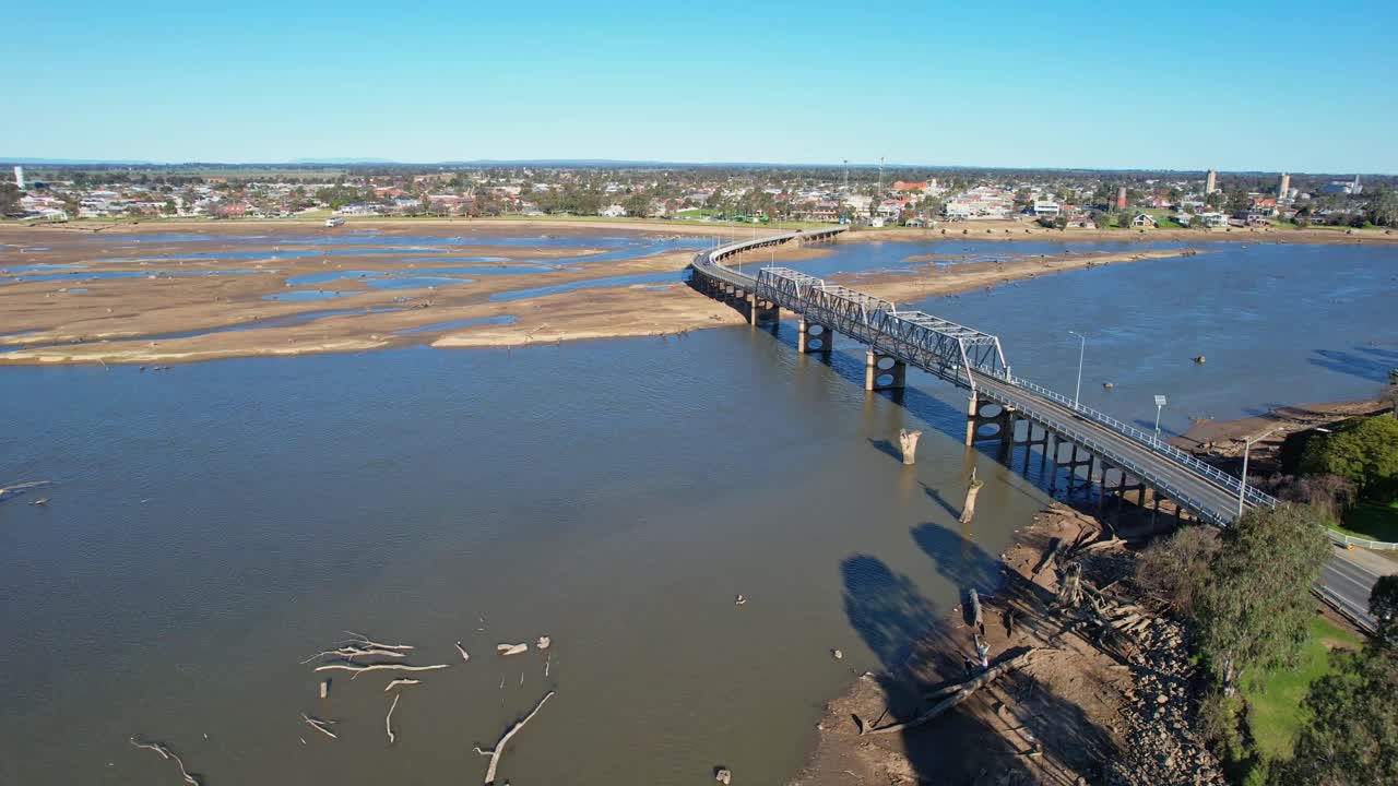 mulwala 호수 의 진 ⁇  과 물 을 가로질러 다리 와 yarrawonga 를 향해 이동 하는 공기