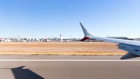 Blick-Vom-Fensterplatz-Auf-Ein-Flugzeug,-Das-Auf-Der-Landebahn-Startet