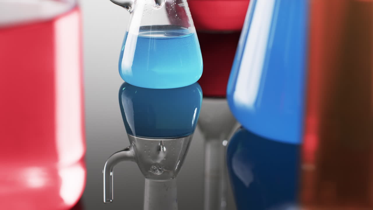 видео стеклянных лабораторных посуд с красной и синей жидкостью и копированием пространства на белом фоне