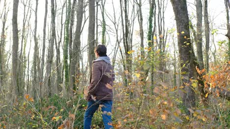 Hombre-Otoño-Caminando