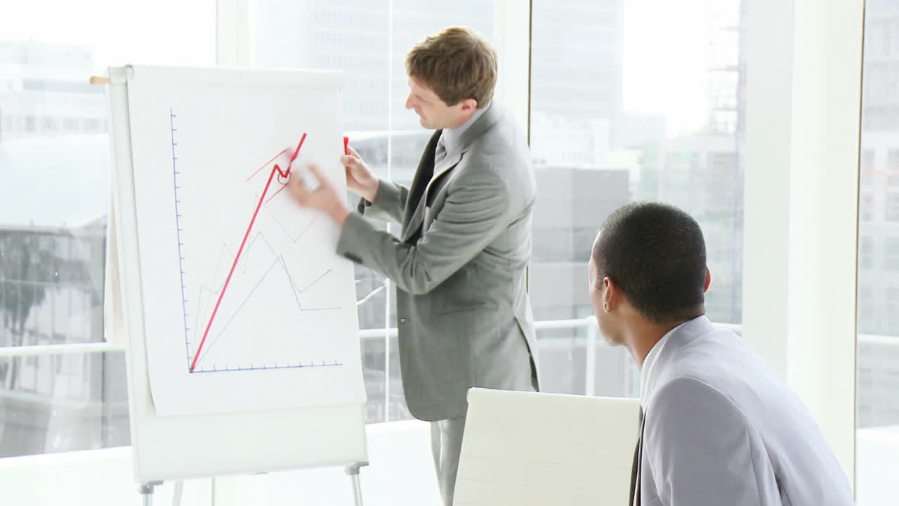 equipo de jóvenes empresarios de tormenta de ideas