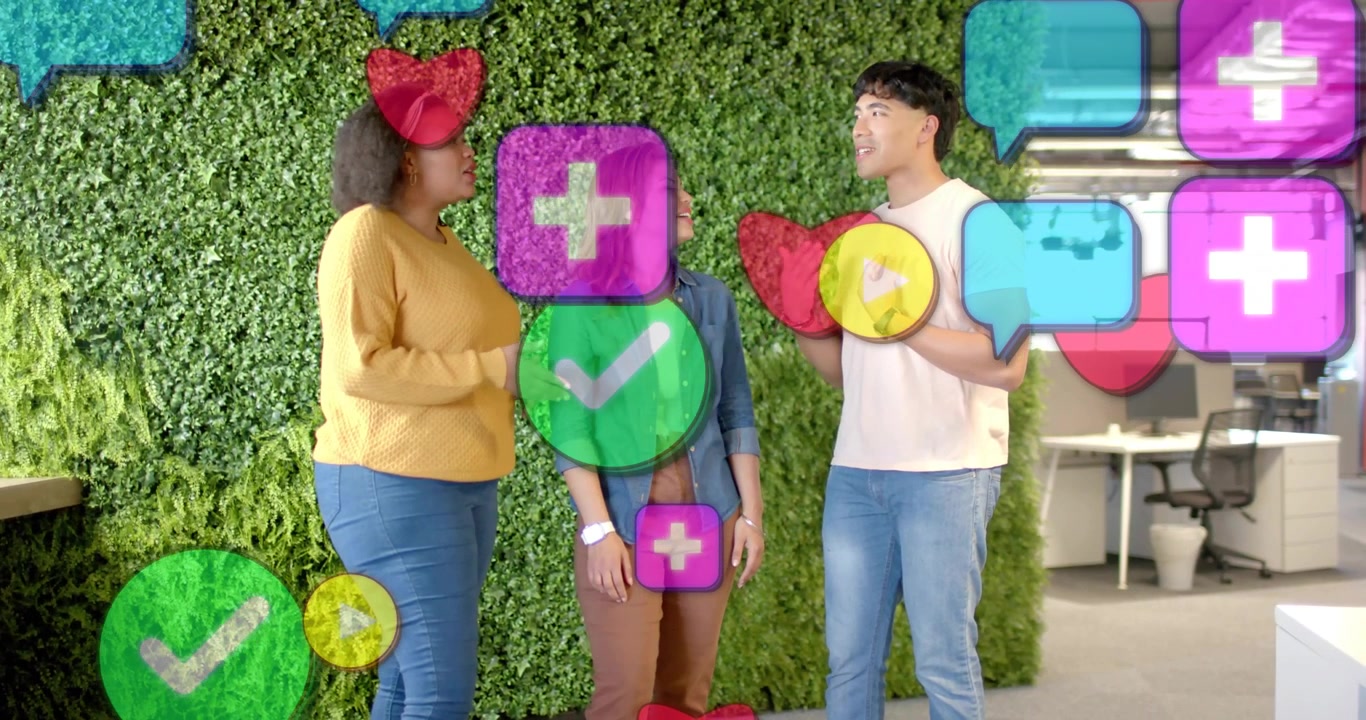 Compañeros de trabajo conversando y gesticulando en una oficina con pared verde, con iconos de interfaz de usuario flotando sobre sus caras.