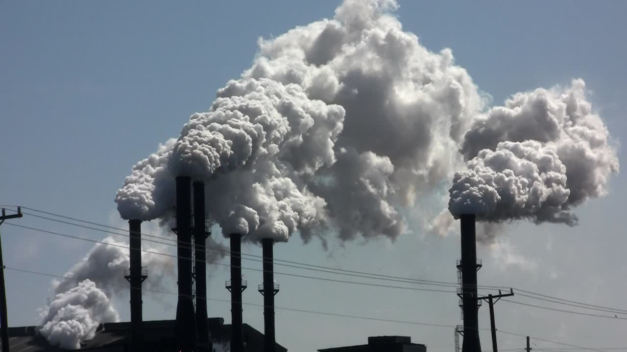 연기를 내뿜는 굴뚝이 있는 발전소 2