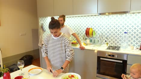 una pareja cocinando en una cocina acogedora