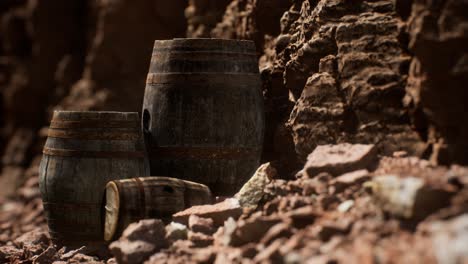 Alte-Hölzerne-Vintage-Weinfässer-In-Der-Nähe-Einer-Steinmauer-In-Der-Schlucht