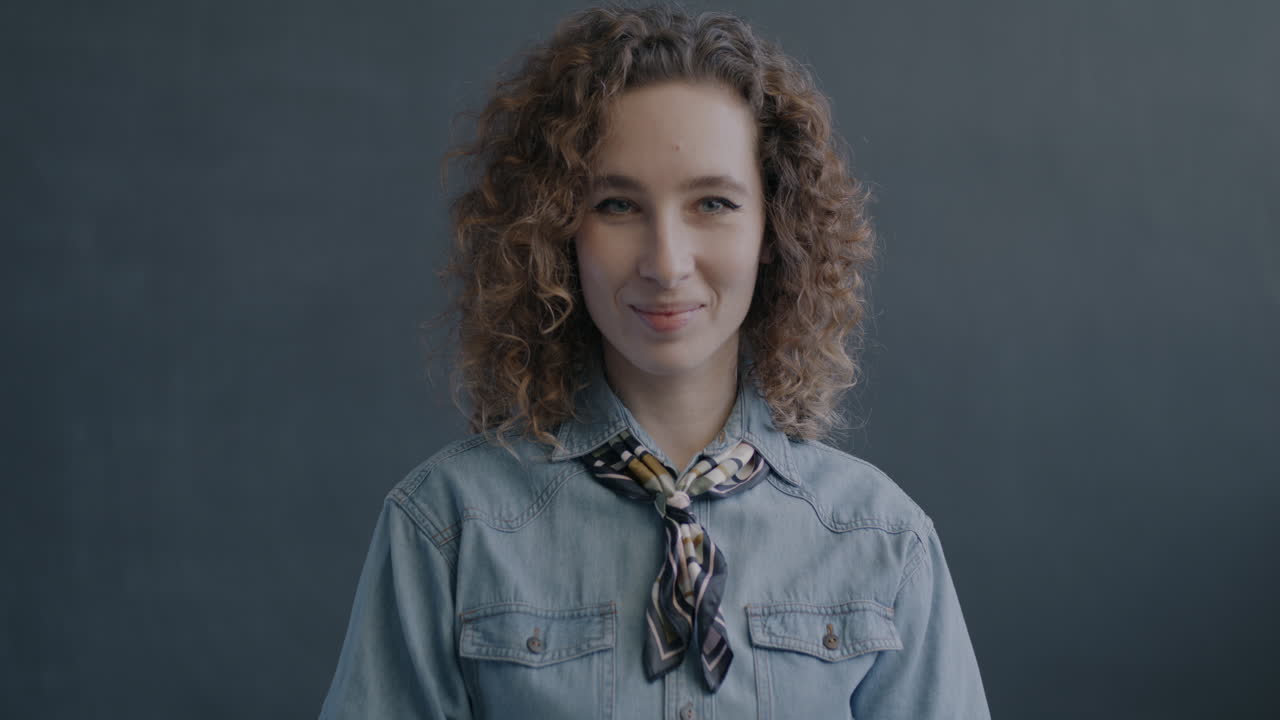 mujer sonriente haciendo la señal de ok
