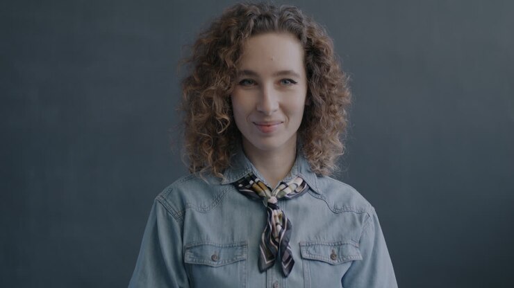 Donna sorridente che fa il segno dell'ok