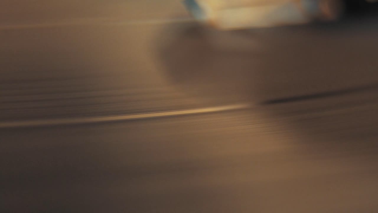 Primo piano di un disco in vinile in rotazione