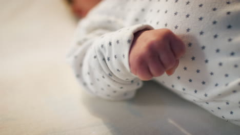 niño recién nacido acostado en la cama de la guardería a la hora de acostarse
