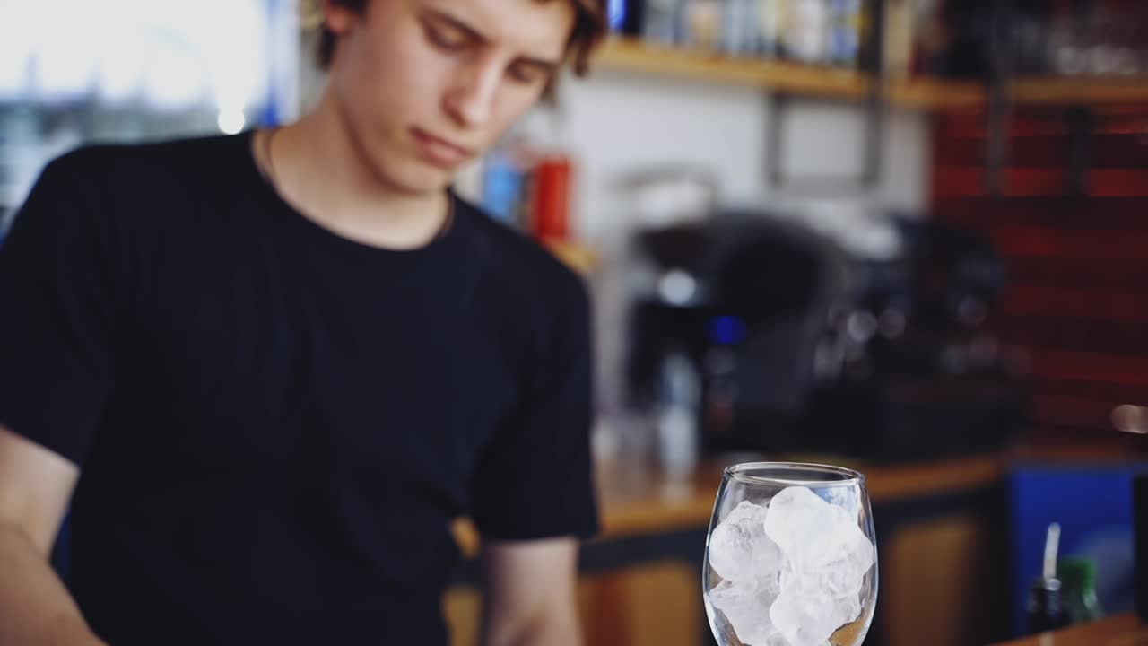 Barman esperto che prepara cocktail. Ritratto di barman che crea cocktail al bar