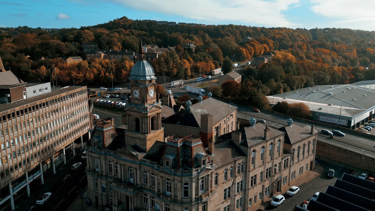 역사적인 타운 센터와 듀즈베리 타운홀을 보여주는 영국 웨스트 요크셔의 듀즈베리 영국 시장 타운 센터의 공중 드론 영상