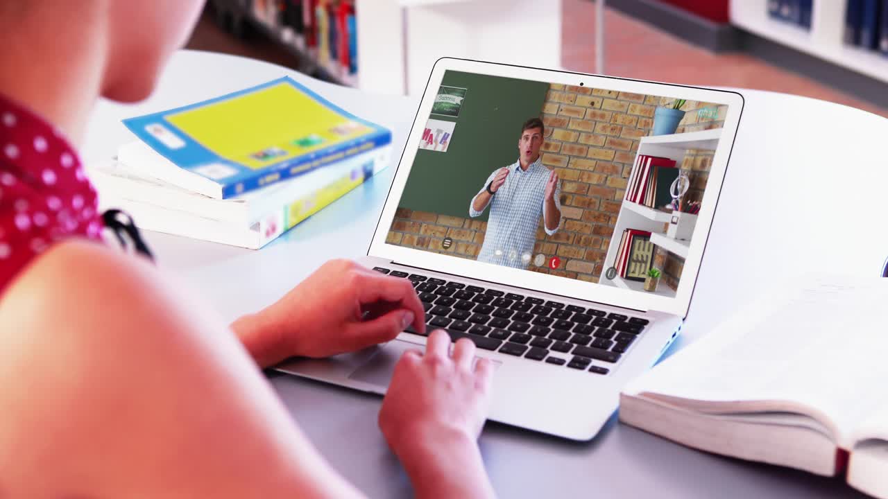 estudiante caucásica usando una computadora portátil en una videollamada con un profesor masculino