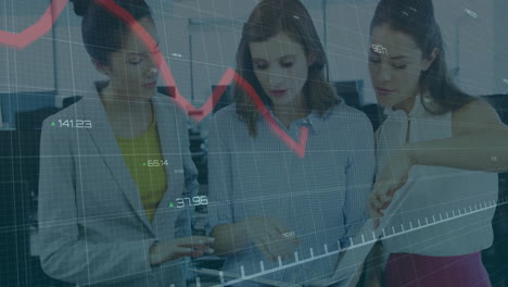 animación del procesamiento de datos financieros sobre diversas personas de negocios en la oficina
