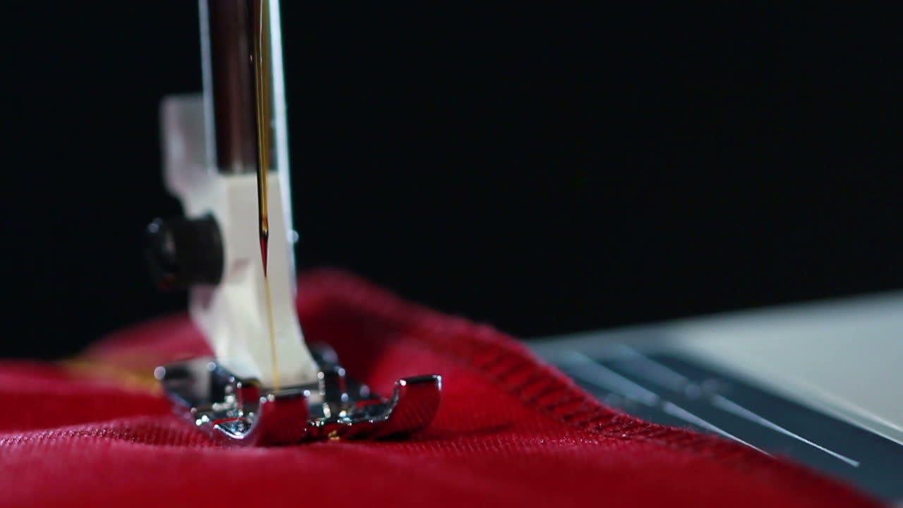 일하는 바느질 기계에서 나선이 있는 바느질 바늘