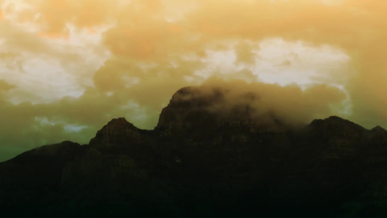 niebla rodando sobre una montaña