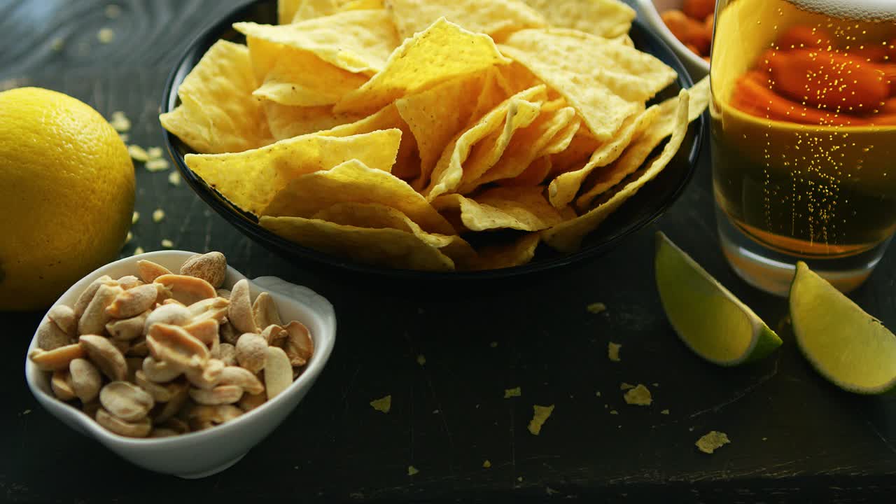 plato con nachos y cerveza