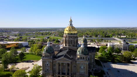 Muy-Buenas-Imágenes-Aéreas-De-Drones-Del-Edificio-Del-Capitolio-Del-Estado-De-Iowa-En-Des-Moines