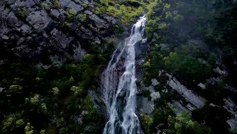 Imágenes-De-Drones-Aéreos-De-4k-Alejándose-De-La-Cascada-Alta-En-Las-Tierras-Altas-Escocesas-De-Escocia