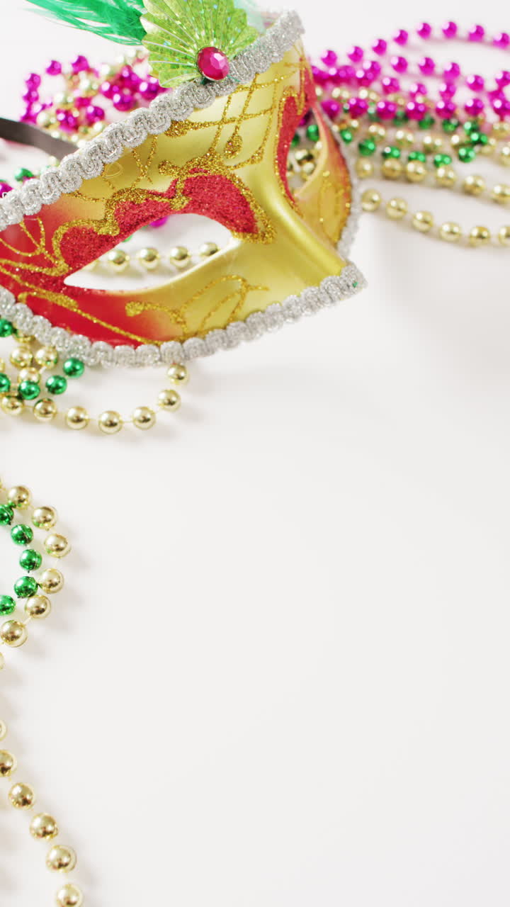 video vertical de máscara de mascarada con cuentas de carnaval de mardi gras en fondo blanco con espacio de copia