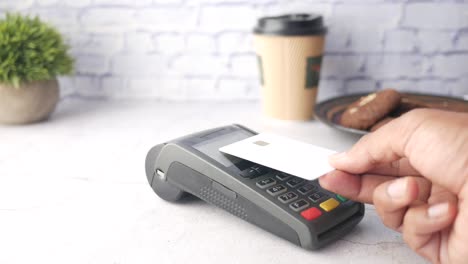 pagar con tarjeta de crédito en un café