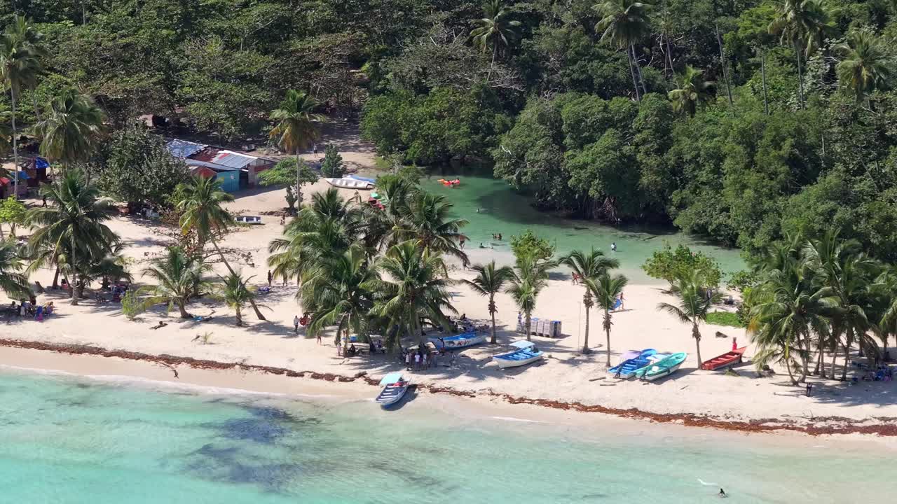 Vista drone del fiume Cano Frio a Las Galeras, Samana, Repubblica Dominicana
