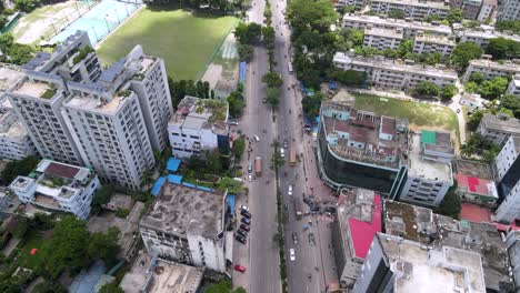 este es un video de dron de 4k de la carretera de la ciudad