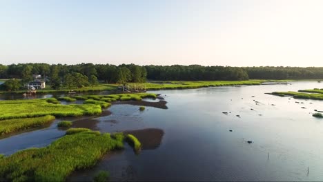 Disparo-Ascendente-De-Drones-Volando-Sobre-El-Río-Calabash-Cerca-Del-Centro-De-Calabash-Nc-Al-Amanecer