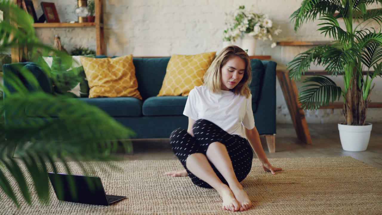 집에서 휴식을 취하는 여자