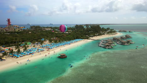 gran tiro giratorio de drones de la isla de cococay con el crucero royal caribbean en el fondo