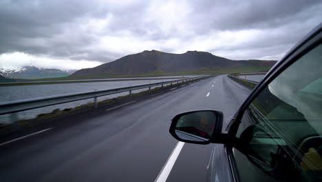 Mujer-Turista-Viaja-En-Coche-Todoterreno-En-Islandia.