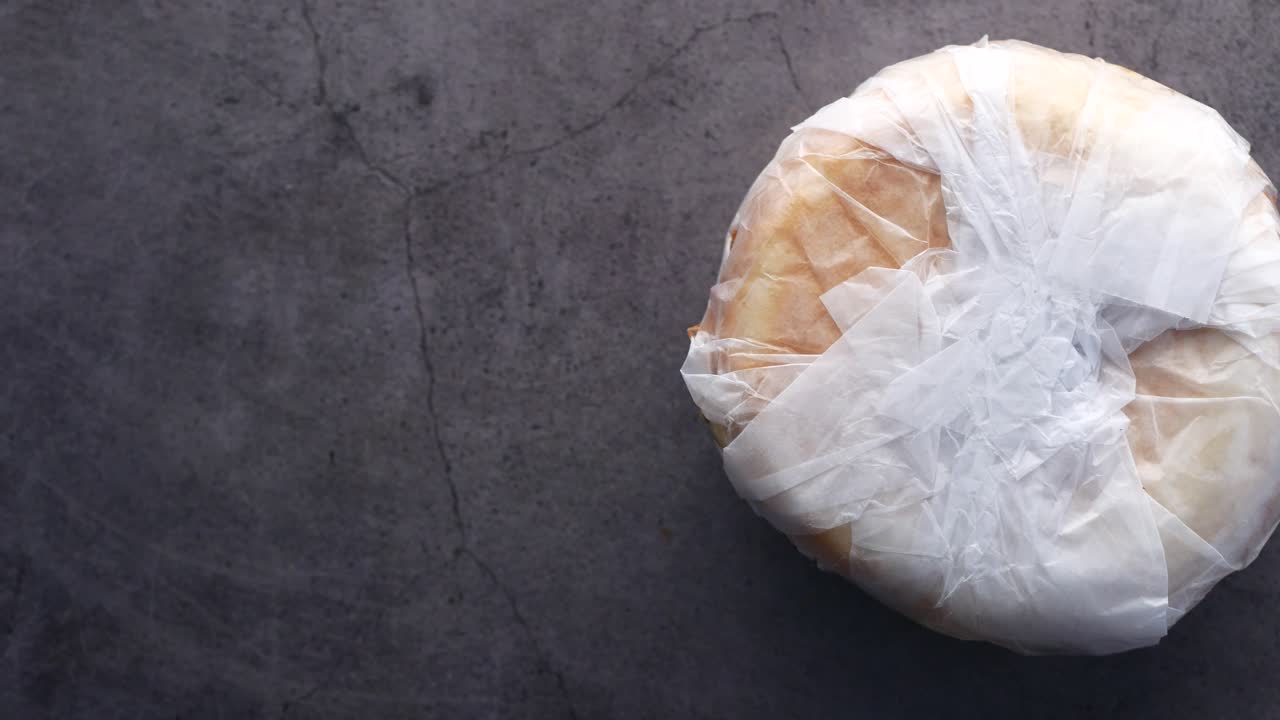 테이블 위 에 있는 종이 패키지 에 있는  ⁇ 고기 버거