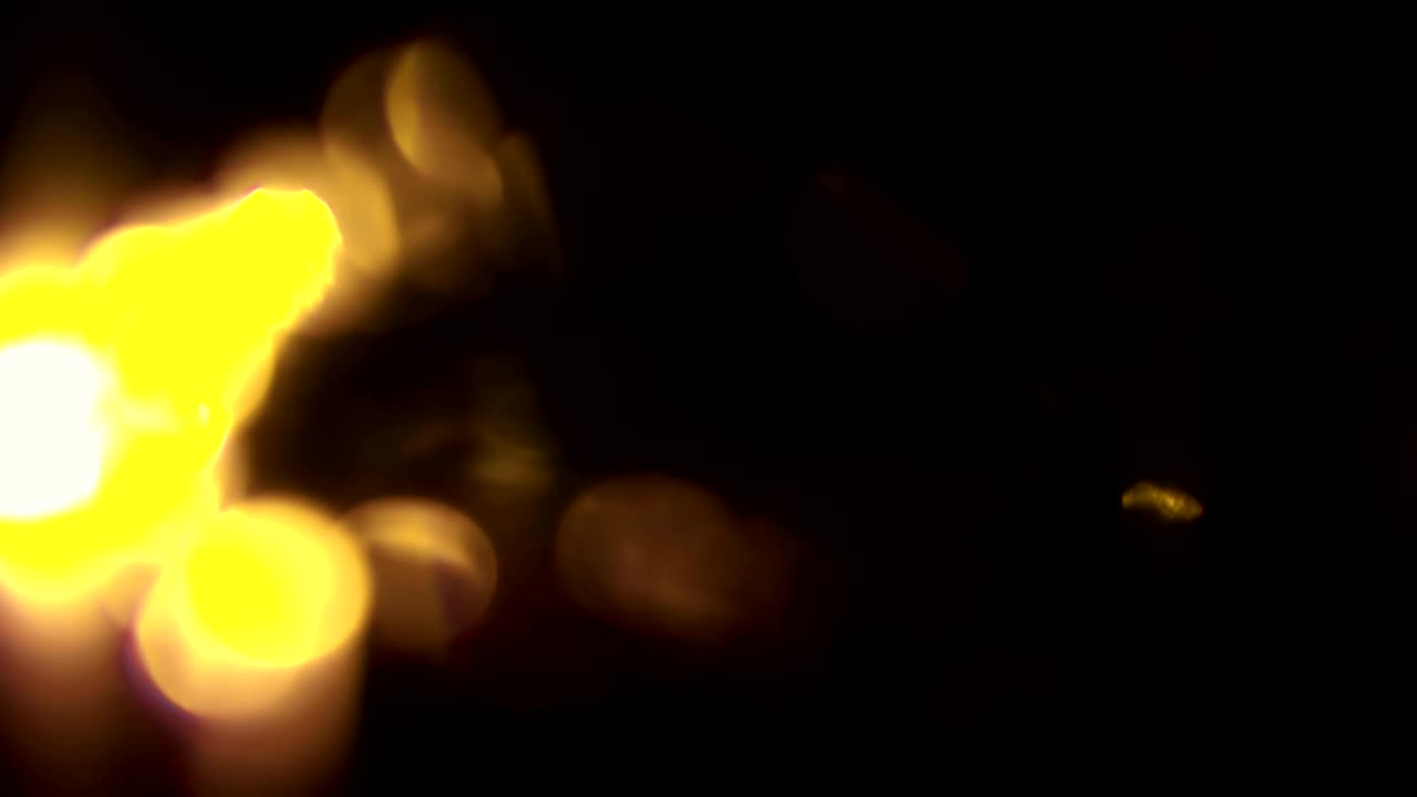 abstracto circular dorado brillo brillo bokeh movimiento fluido en fondo negro, felicitación fiesta de saludo feliz año nuevo, celebración de navidad