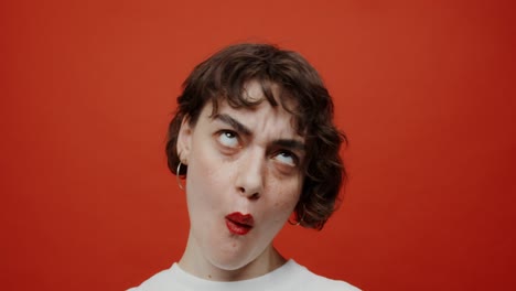 retrato de mujer sobre fondo rojo