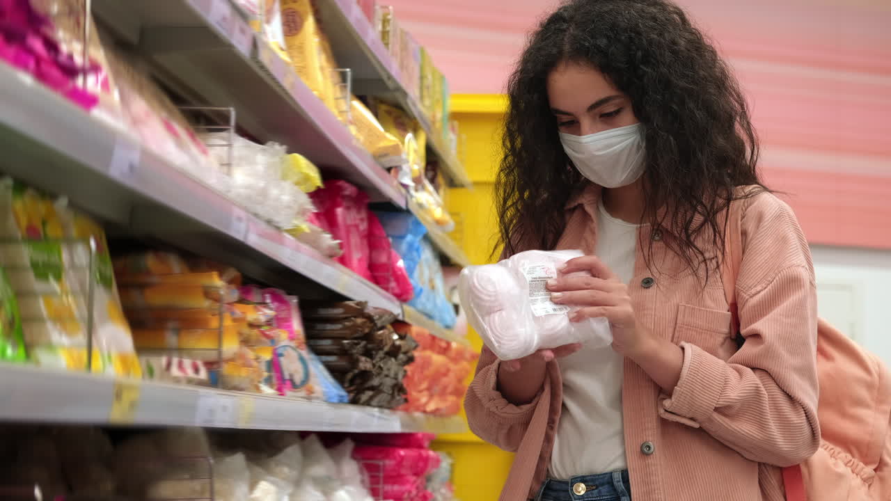 식료품 가게 에서 음식 을 구입 하는 여자