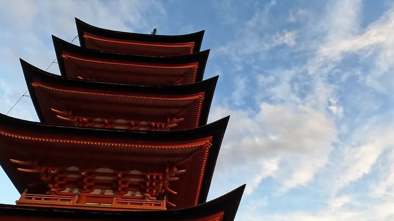 Smuk rød pagode mod en blå aftenshimmel i Japan