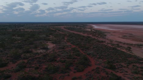 Clip-En-Ascenso-De-Un-Dron-Que-Muestra-El-Remoto-Interior-De-Australia